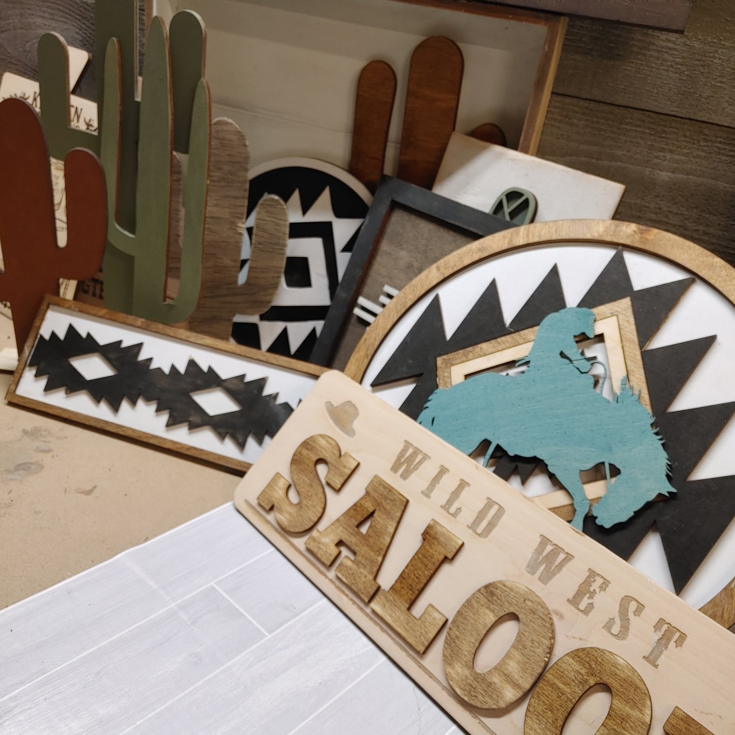 ROUND 12" AZTEC DECOR